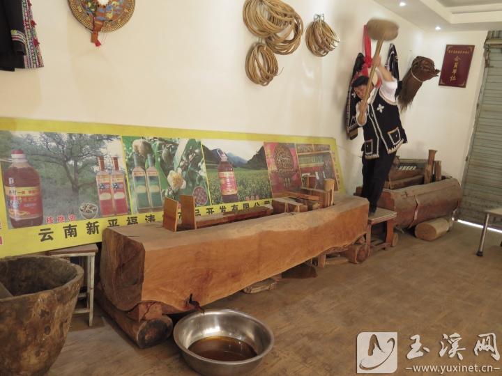 何興智用土法榨核桃油。