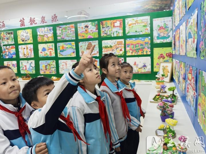 學(xué)生在菌文化展室參觀學(xué)習(xí)。