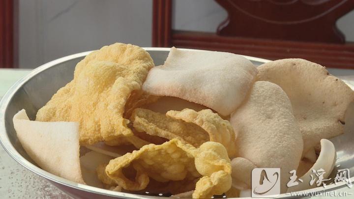 晾干后油炸好的糍粑酥脆可口。