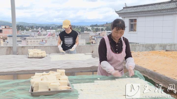 史自芬（前）和女兒在晾曬糍粑片。