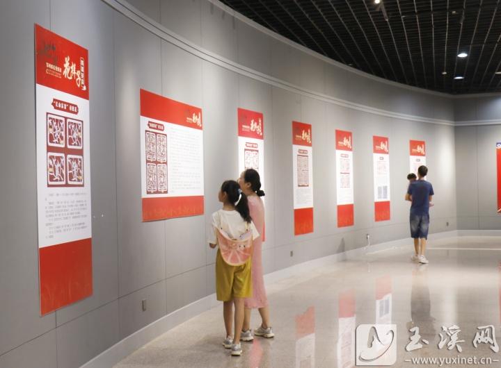 展覽吸引觀眾觀看。