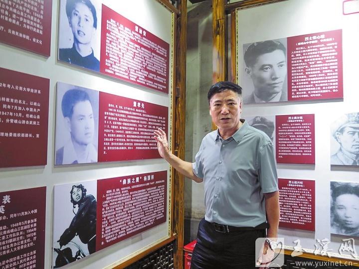 退休教師朱長江，作為“金牌宣講員”，前后作了400多場宣講，將楊國祥的事跡講到了中央電視臺。