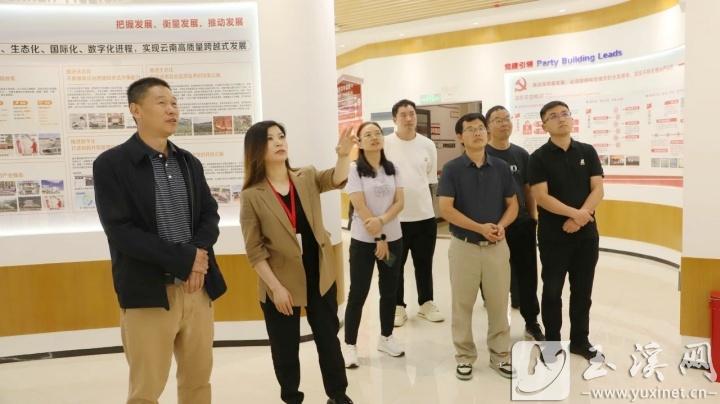 參觀企業(yè)文化展廳。