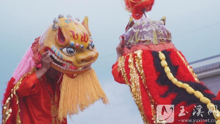 高蹺舞獅的道具“獅子頭”用窯泥做成。