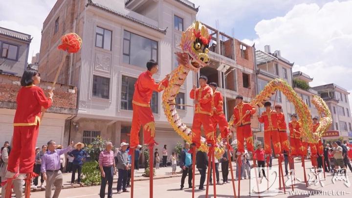 在高蹺舞獅的基礎(chǔ)上打造出的高蹺舞龍。