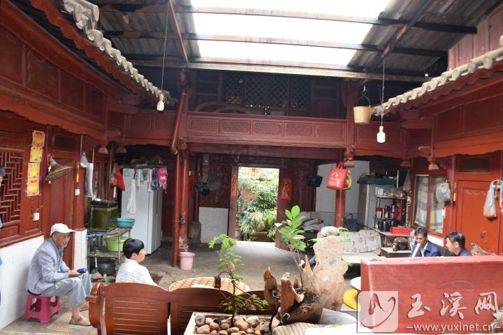 村中老宅內(nèi)部。