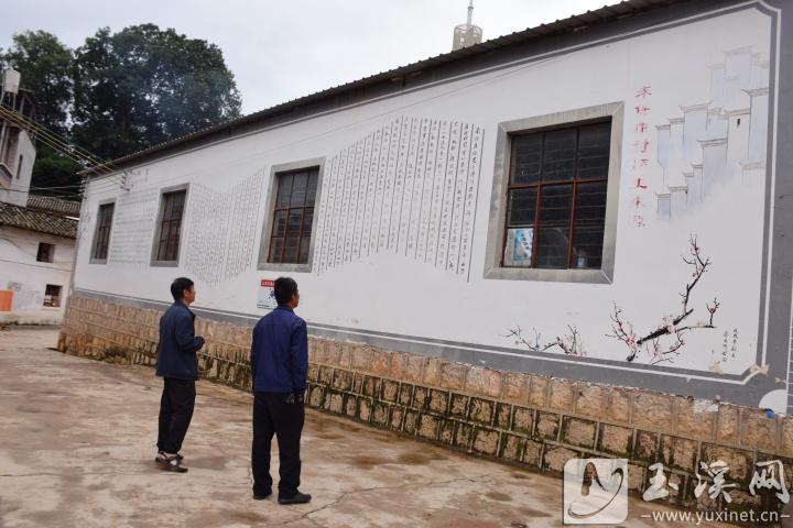 村子廣場中央的一面白色墻壁上記錄著來?？荡宓臍v史。