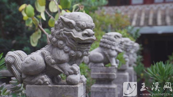 滇南石獅形態(tài)逼真，做工精細(xì)。