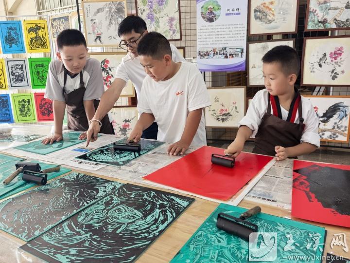 制作印跡版畫。