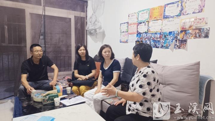 與家長交流，了解學(xué)生情況。