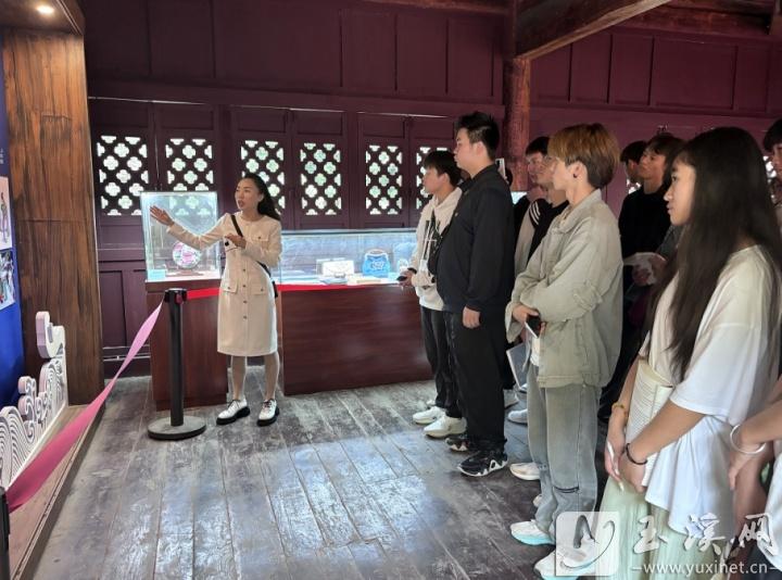 到易門縣鑄牢中華民族共同體意識主題教育館開展現(xiàn)場教學(xué)。