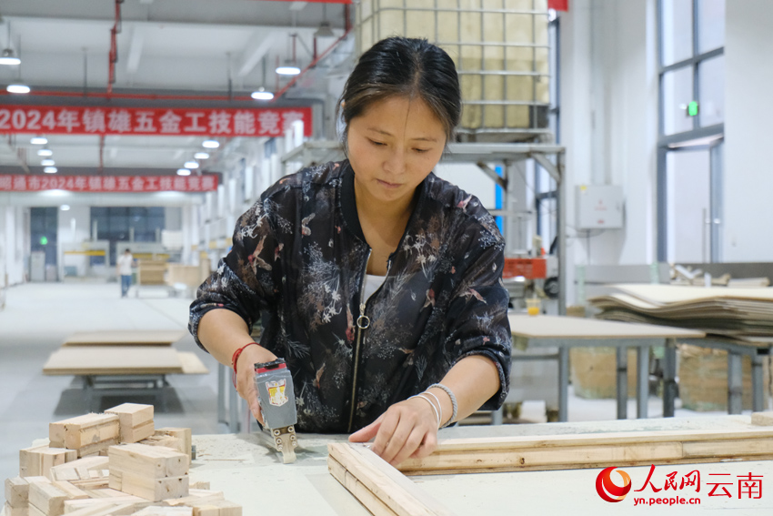 群眾在鎮(zhèn)雄以勒五金高新產(chǎn)業(yè)園的企業(yè)務工。人民網(wǎng) 曾智慧攝