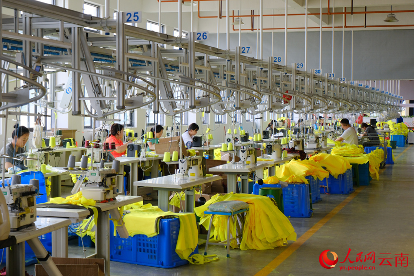 鎮(zhèn)雄縣呢嚕坪服裝產(chǎn)業(yè)園的入駐企業(yè)云南助嘉科技有限公司內(nèi)，生產(chǎn)線繁忙。人民網(wǎng) 曾智慧攝