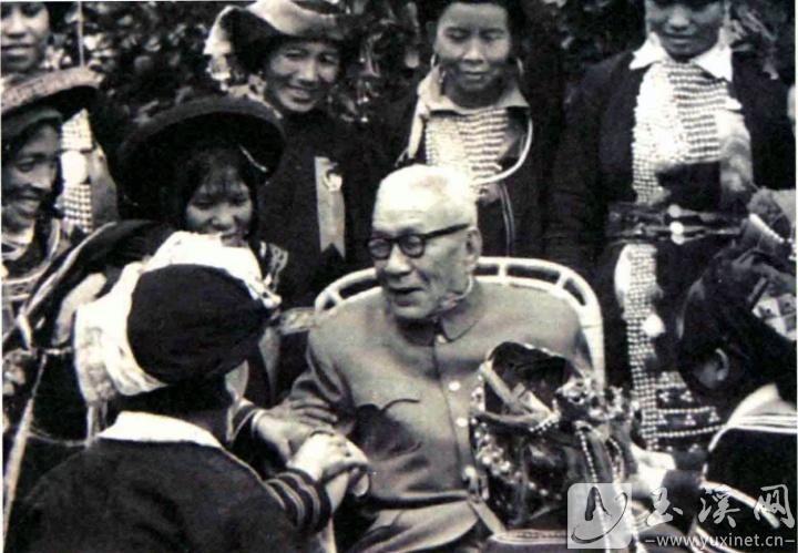 李和才與云南邊疆少數(shù)民族婦女代表親切交談。（資料圖）