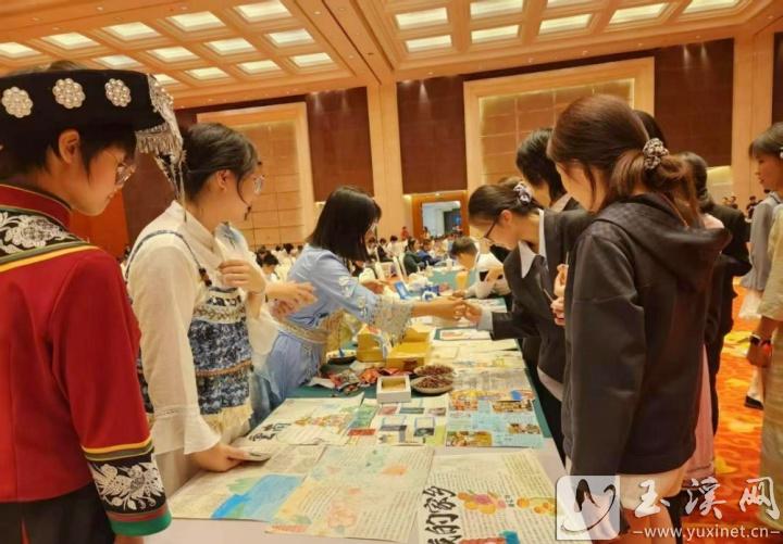 地球村文化體驗活動中，代表們展示各國風采。