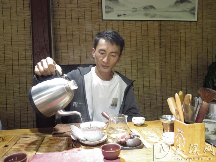 年輕一代茶人楊福強在沖泡峨毛茶。
