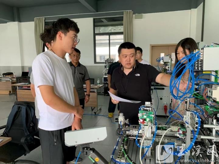 參賽選手進行實訓演練。