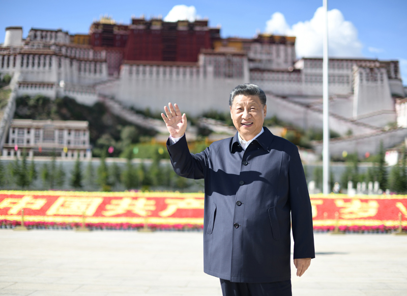 2021年7月22日，習(xí)近平在布達(dá)拉宮廣場(chǎng)考察時(shí)，向游客和當(dāng)?shù)厝罕姄]手致意。