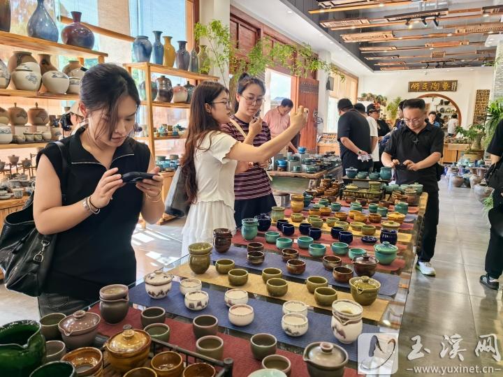 研修班學(xué)員參觀華寧陶制作技藝非遺工坊。