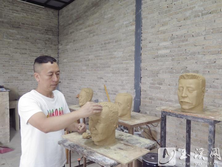 李橋明在創(chuàng)作《中國(guó)作家系列群像》。