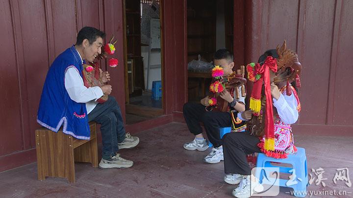 彭波在安化鄉(xiāng)民族文化傳習(xí)館進(jìn)行非遺活態(tài)傳承教學(xué)活動。