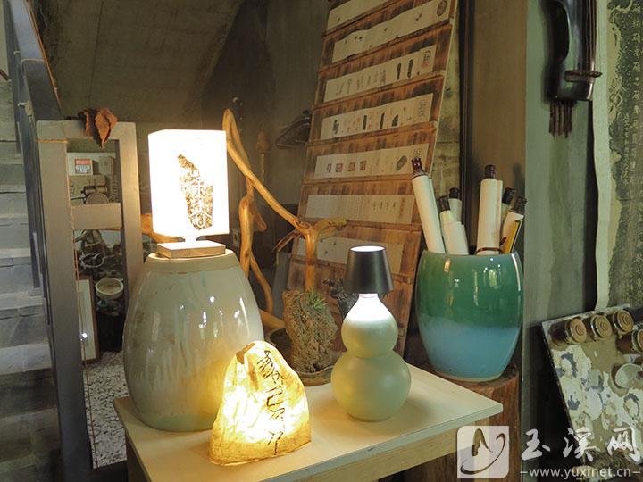 王海軍用華寧陶殘次品制成精美的臺燈。