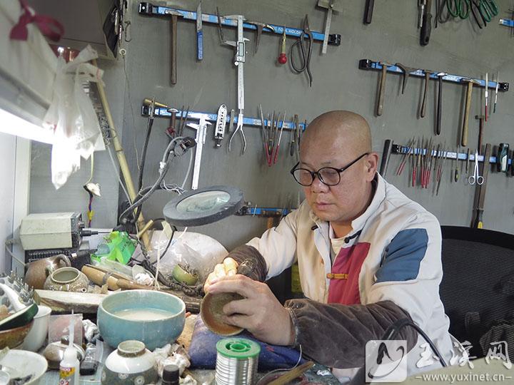 王海軍在做鋦瓷金繕修復(fù)。