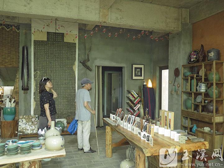 游客參觀王海軍工作室。