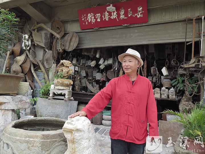 岳喜文和他創(chuàng)建的“岳氏農(nóng)耕傳習館”。