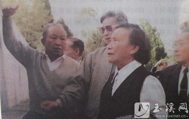 1998年紀念峨山武裝起義五十周年活動期間，李桂英（右二）瞻仰烈士名錄。 (資料圖)