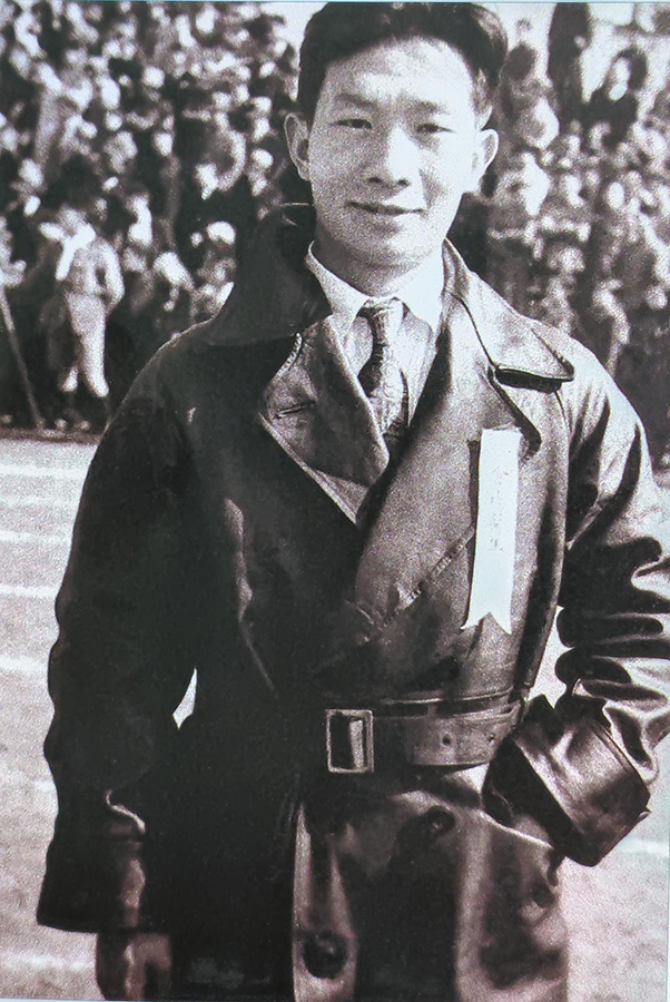 聶耳在影片《體育皇后》中飾演會場醫(yī)生。