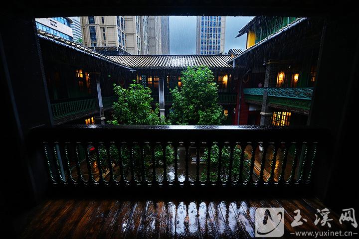 風(fēng)雨如晦時(shí)也別有一番景致。