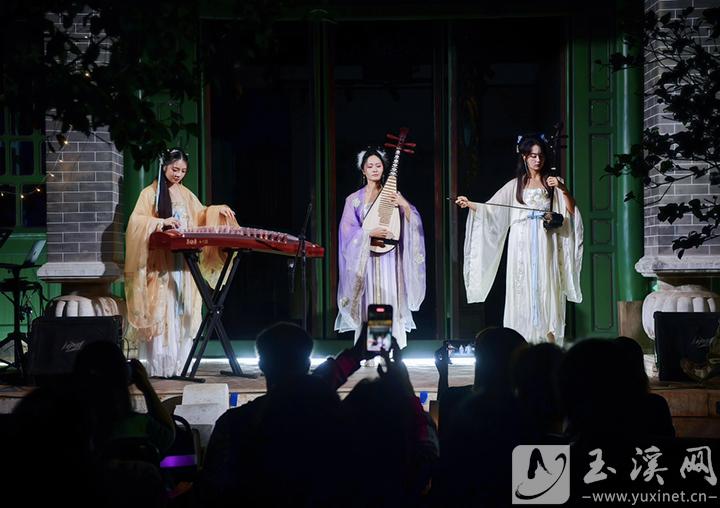 老宅飄來(lái)琴聲雅韻。