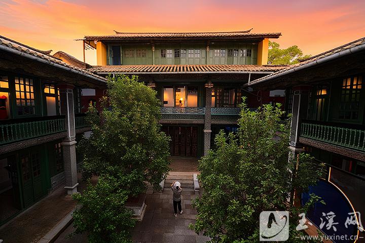 老宅霞光掩映更顯溫馨靜謐。