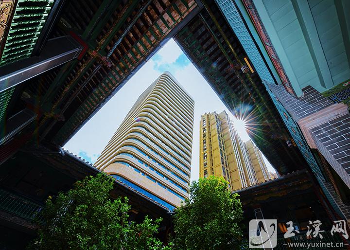 只有仰望天空時(shí)才能窺見(jiàn)屋外城市的繁華。