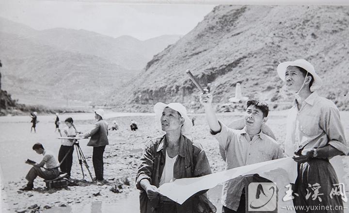 綠汁江邊的勘探隊(duì)（攝于20世紀(jì)80年代初）。 (易門縣攝影家協(xié)會(huì)供圖)