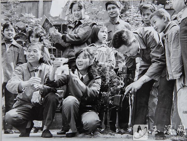 為職工拍攝全家福（攝于20世紀(jì)80年代）。 （易門縣攝影家協(xié)會(huì)供圖）