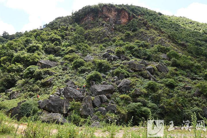 起步郎二次找礦（攝于2025年9月4日）。