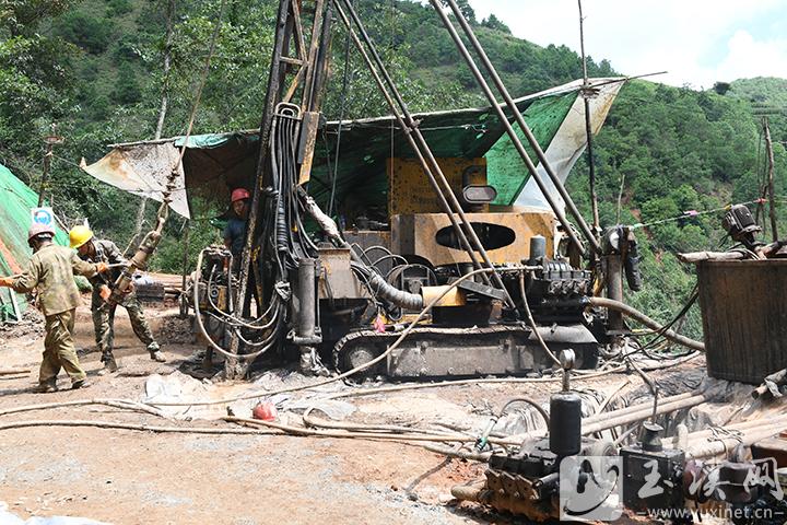 易門縣銅廠鄉(xiāng)探礦的工人（攝于2025年9月4日）。