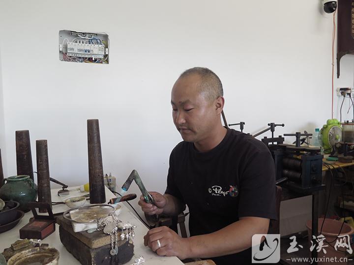 岳金波在加工銀器。