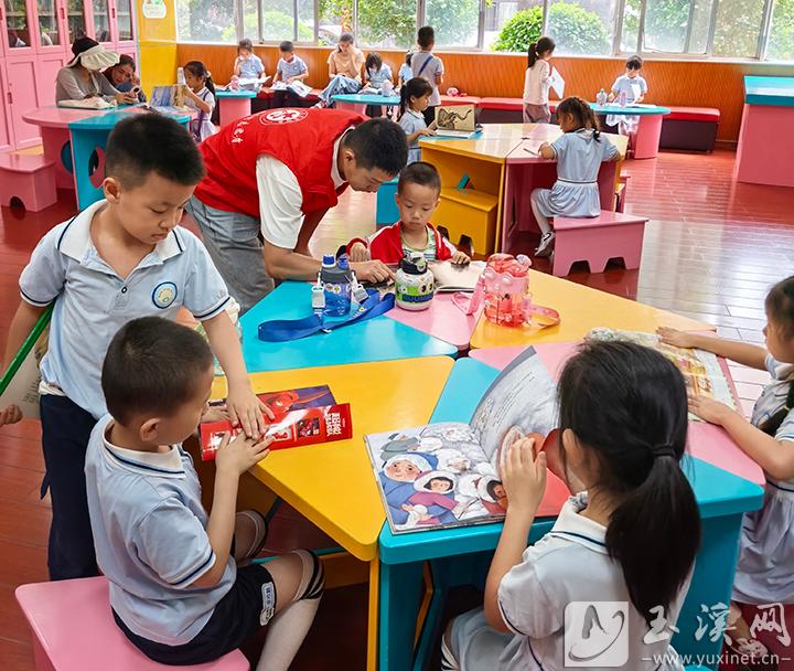 玉溪市圖書館內(nèi)，孩子們圍坐在一起探索書中的奇妙世界。