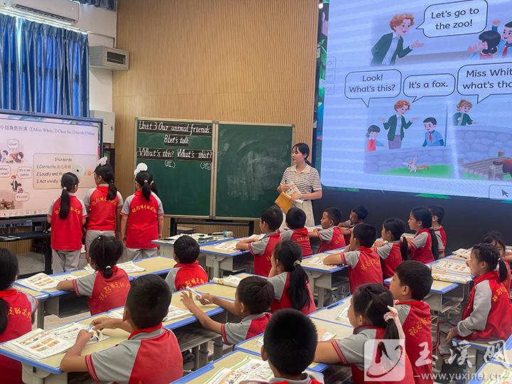 教師認(rèn)真上課。