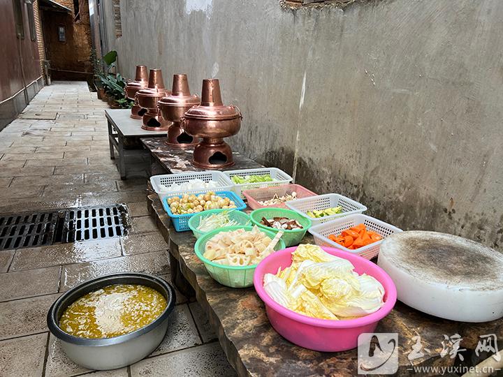 食材洗凈放在一旁備用，炊鍋擺放整齊準(zhǔn)備開(kāi)始烹飪。