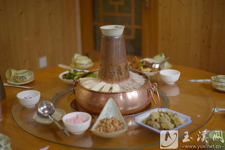 一鍋美味的炊鍋菜上桌了，每一口都是江川獨(dú)有的風(fēng)味。