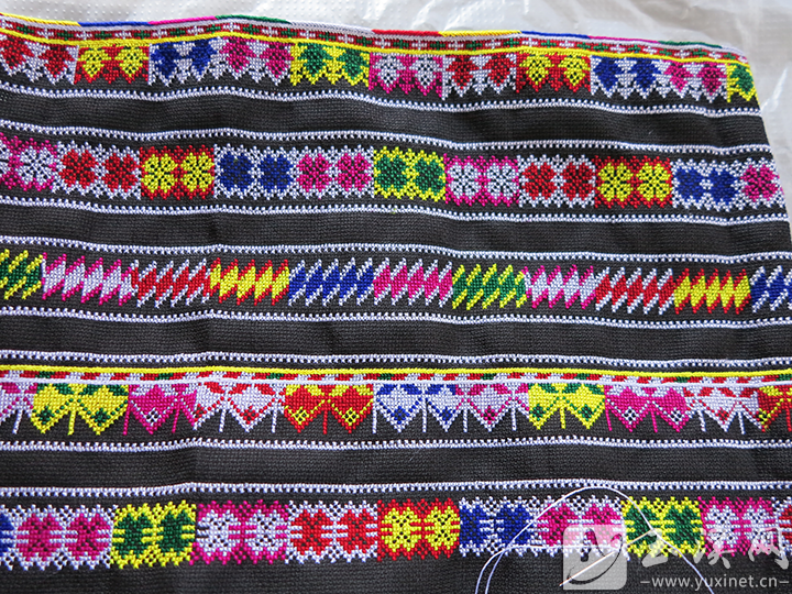 南薅村的花腰傣刺繡。