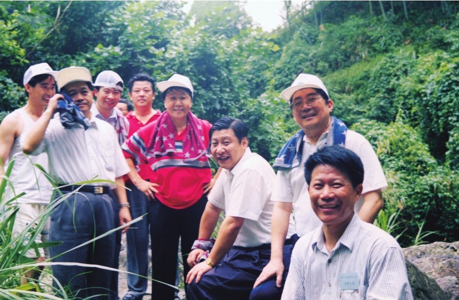 1999年6月，習(xí)近平在福州森林公園參加紀(jì)念毛主席“發(fā)展體育運(yùn)動(dòng)，增強(qiáng)人民體質(zhì)”題詞47周年登山健身活動(dòng)。（圖片來(lái)源：《習(xí)近平在福建（下冊(cè)）》