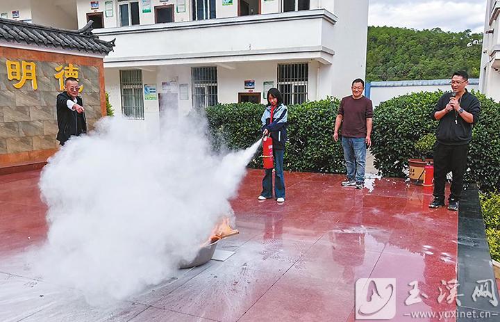 學(xué)生現(xiàn)場(chǎng)進(jìn)行滅火器實(shí)操演練。
