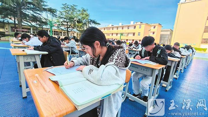 學(xué)生認(rèn)真書寫。