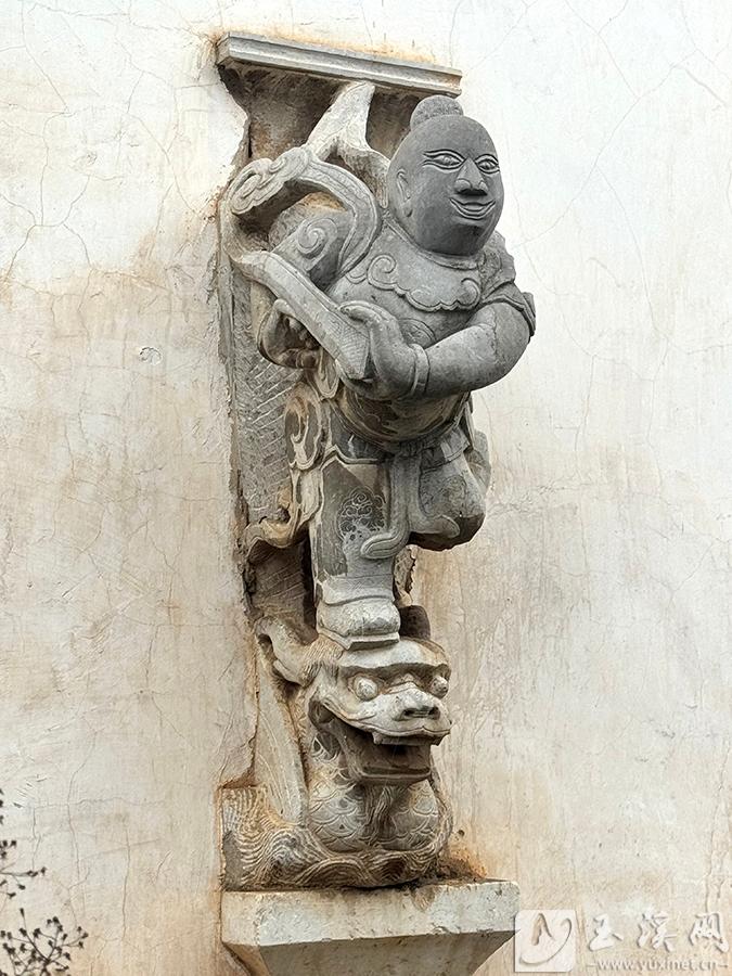 嵌于今朝陽寺墻上的“童子背花瓶”石雕精美細(xì)膩。