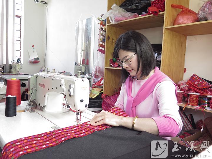 刀向梅正在制作花腰織錦。